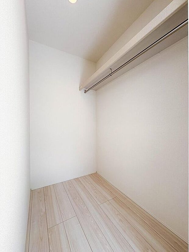 【【ウォークインクローゼット】】たくさんの洋服をかけてもシワになりにくいウォークインクローゼット。洋服以外にも、普段使わない家電やスーツケース、ストック品など何でも片付く嬉しい空間です。