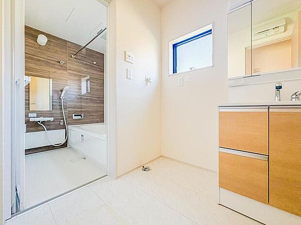 【洗面台・洗面所】3号棟【脱衣所】洗面所は小さなプライベートスペース。歯磨き、洗顔と毎日施す個人空間。