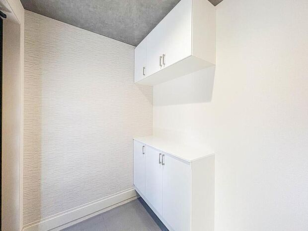 【玄関】3号棟【シューズボックス(下駄箱)】
大型のシューズボックスには靴やブーツ、サンダルはもちろん、ハンカチや手袋、バック類などのお出かけ用品、印鑑や朱肉なども収納可能です。