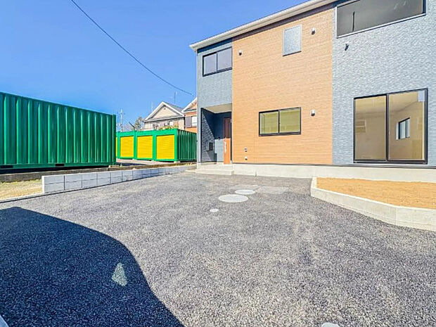 【【駐車場】】カースペース2台可。車が1台なら、来客用の駐車場や、駐輪スペースとしてご活用ください。

