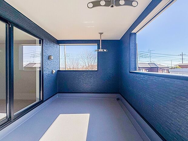 【【外観】】家族の温かさと陽光の暖かさ、楽しい毎日と明るい未来を予感させる「空間が織り成すひとつ先の住み心地」を演出します。

