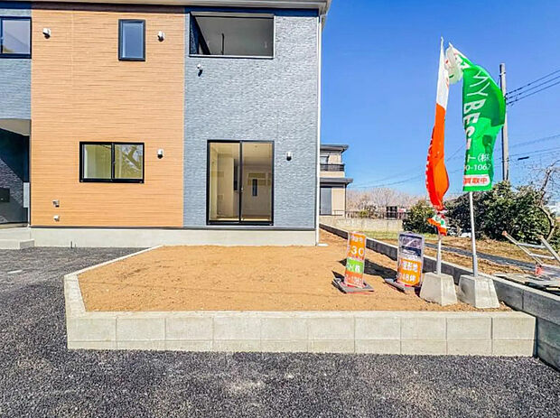 【【庭】】お庭にはプランター等をおいてガーデニングが楽しめます。
160平米超のゆとりある土地。陽当たり良好で、洗濯物もカラッと乾きます。前面道路は4m公道で、車の出し入れもスムーズ 。見沼区宮ヶ谷塔で叶える