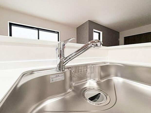 【【浄水器一体型混合水栓】】一つの蛇口で「原水(水道水)」「シャワー」「浄水」を切り替えられる、浄水器を内蔵した混合水栓です。浄水は、水栓本体の首部分に付属のカートリッジをセットして使用します。