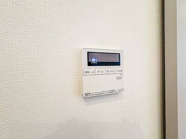 【オートバス】パネルからワンタッチで自動的にお湯張りができる設備。お風呂のお湯がたまったかどうかいちいち浴室へ確認に行かずにすみ、うっかりお湯を溢れさせてしまうこともなくなります。