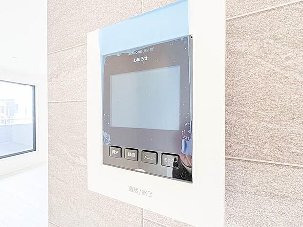 【【TVモニター付インターホン】】来訪者の様子を室内TVモニターでチェック。対応したくないセールスを断りやすく、子どもに留守番をさせるときも安心。不在時の来訪者を録画でき、犯罪抑止効果も期待できます。