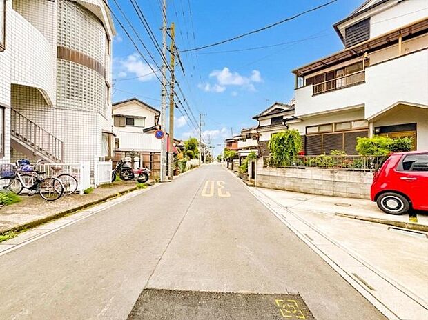 【前面道路含む現地写真】前面道路約6ｍのゆとりある街並みで、お車の出し入れもスムーズ。駐車2台可能で、ご家族でのお車利用にも便利です。