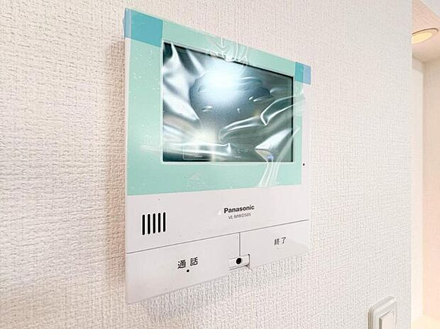 【【TVモニター付インターホン】】来訪者の様子を室内TVモニターでチェック。対応したくないセールスを断りやすく、子どもに留守番をさせるときも安心。不在時の来訪者を録画でき、犯罪抑止効果も期待できます。