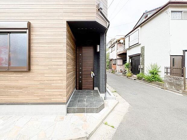 【【玄関】】ここから始まる「日常」はご家族にとってかけがえのない時間となります。少しでも豊かに、快適に。そんな想いから本邸宅は生まれました。　