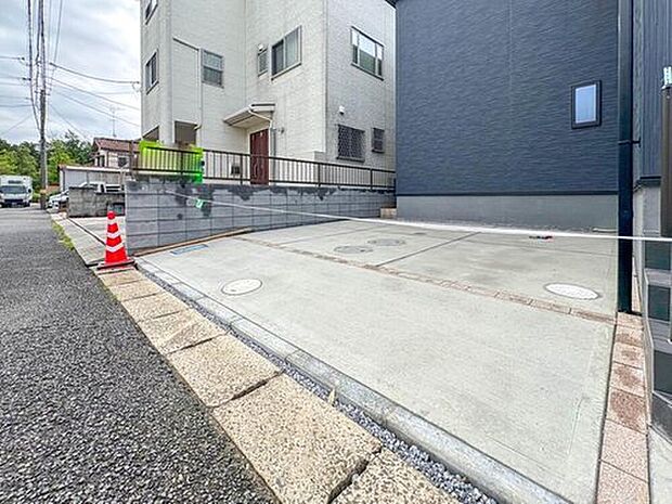 【【駐車場】】カースペース2台可/広々カースペース。自転車、バイクなども置き場に困りません。
