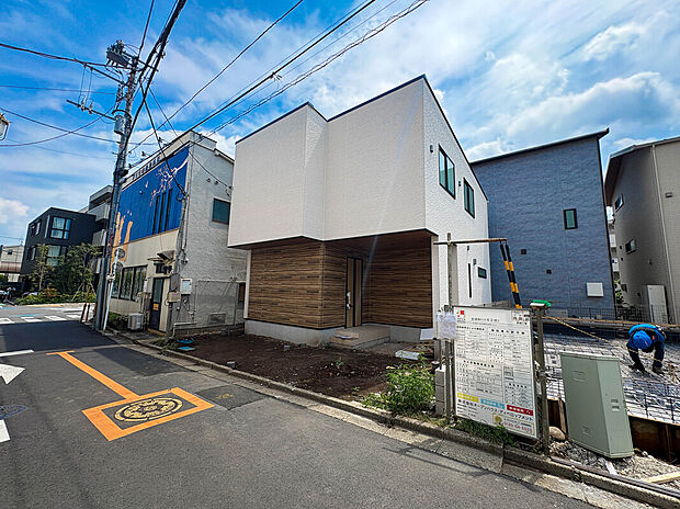 【現地外観写真】車庫部分(約6.21m2)を含めて102m2超のゆとりある居住空間を実現 。※青空はイメージです。