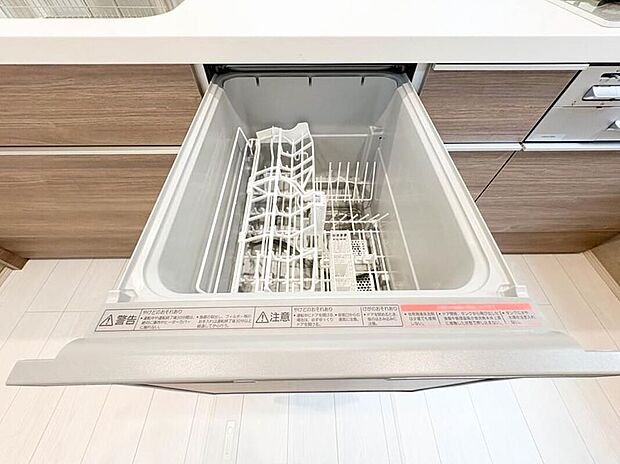 【【ビルトイン食器洗浄乾燥機】】食器洗いのわずらわしさから開放してくれる嬉しい設備。後片付けの手間を減らし奥様の時間を有効活用できます。お湯と洗剤を使う機会が少なくなるため、手荒れ防止にも。