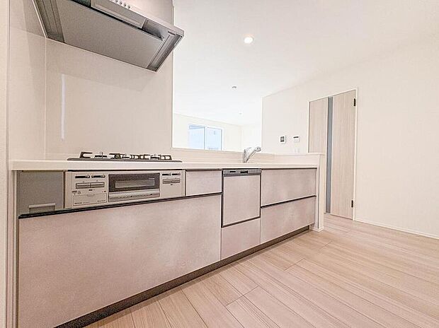 三口コンロで料理の幅を拡げてくれる使いやすいシステムキッチンを採用。洗い場も大きいので野菜や食器を洗ったりする際にも捗り、奥様の強い味方となってくれるはずです。