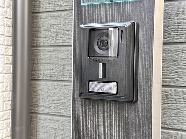 【TVモニター付インターホン】来訪者の様子を室内TVモニターでチェック。対応したくないセールスを断りやすく、子どもに留守番をさせるときも安心。不在時の来訪者を録画でき、犯罪抑止効果も期待できます。