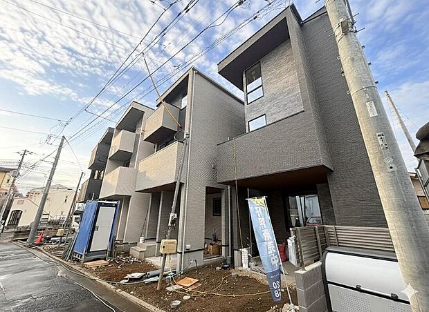 【現地】陽あたりの良さは必須条件。家族の温かさと陽光の暖かさ、楽しい毎日と明るい未来を予感させる。