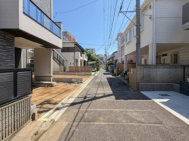 【前面道路】車の通行が少ないので、静かな住環境を維持することができます。