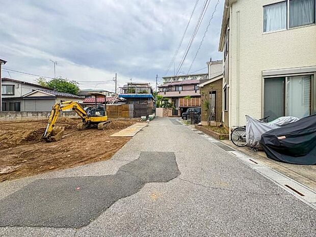 【前面道路】車の通行が少ないので、静かな住環境を維持することができます。