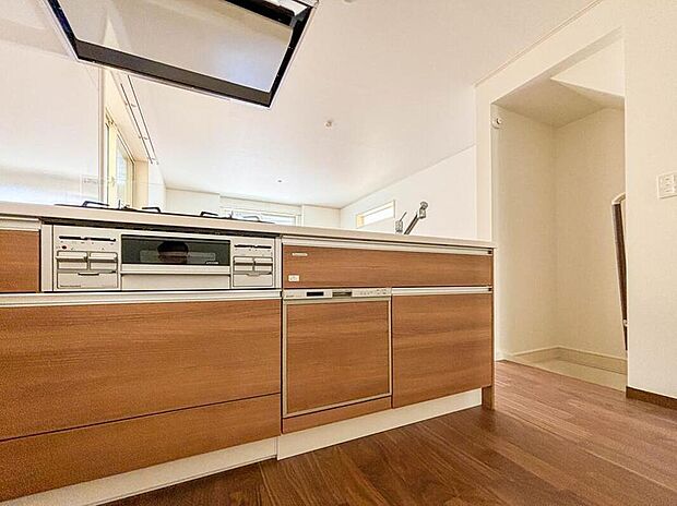 【キッチン】3号棟【キッチン】ナチュラルな自然光の中での調理。お洒落な食器類を余裕で収納できるスペース。