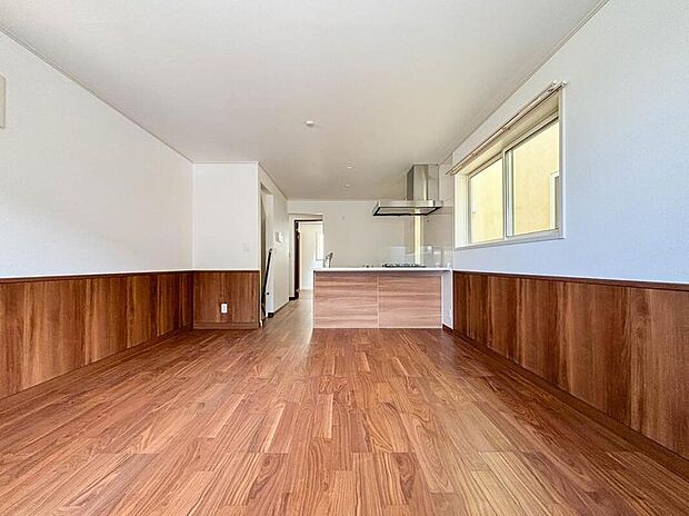 【リビング】3号棟【LDK14.5帖】 リビングにいるお子様と会話をしながら家事ができるカウンターキッチン。いま手があいているか、忙しそうなのか相手の様子を伺いながらコミュニケーションをとる訓練にもなります。