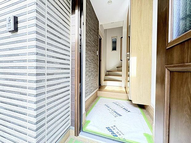 【玄関】ホールの壁面を重厚なデザインのクロスを採用・ミラー付きシューズボックス・電子キー採用の玄関ドア