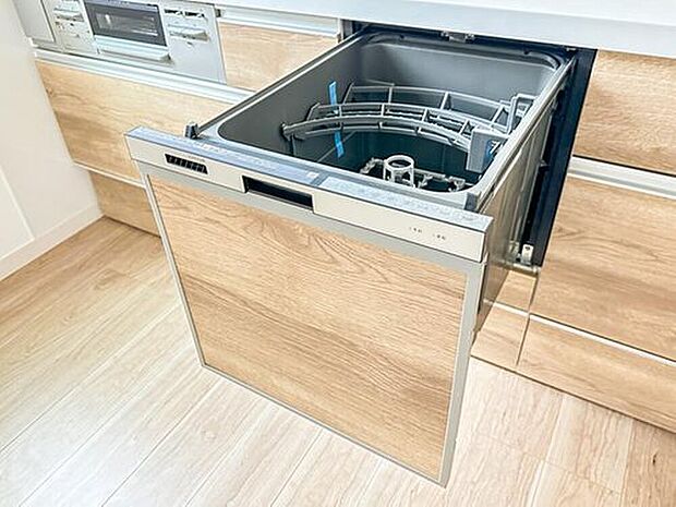 【食器洗浄乾燥機】食洗機は高温のお湯や高圧水流で汚れを効果的に落とし殺菌効果も期待できます。