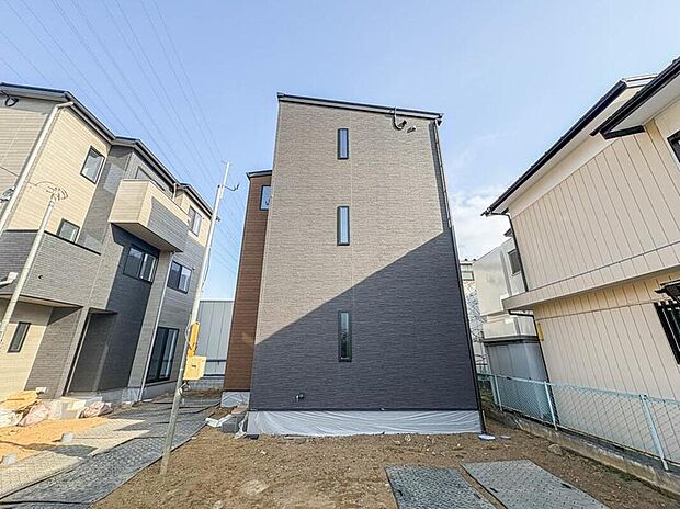 【前面道路含む現地写真】【前面道路6m】車の通行が少ないので、静かな住環境を維持することができます。