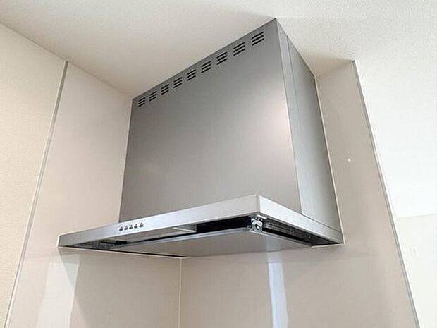【【レンジフード】】調理の際に発生する汚れた空気(二酸化炭素、油煙、水蒸気、ニオイなど)を、ダクトを通して屋外に排出しています。