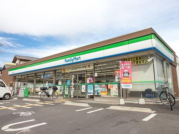 ファミリーマート浦和本太店(約140m)
