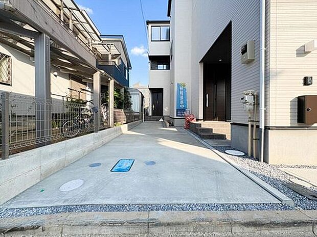 【駐車場】毎日の生活にマイカーが必須という方は、購入を検討する際、駐車場があることは大事な条件です。毎日の通勤や家族の送迎、買い物やお出かけなどクルマのある暮らしを満喫したい方は要チェック。