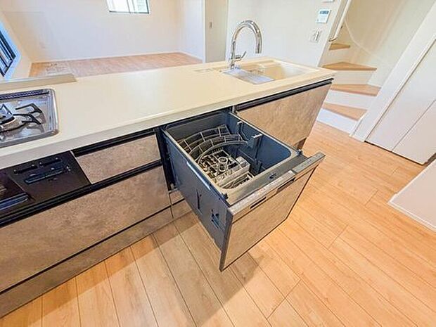 【【ビルトイン食器洗浄乾燥機】】食器洗いのわずらわしさから解放してくれる嬉しい設備。後片付けの手間を減らし奥様の時間を有効活用できます。お湯と洗剤を使う機会が少なくなるため、手荒れ防止にも。