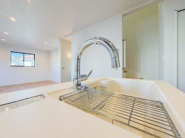 【【浄水器一体型混合水栓】】一つの蛇口で「原水(水道水)」「シャワー」「浄水」を切り替えられる、浄水器を内蔵した混合水栓です。浄水は、水栓本体の首部分に付属のカートリッジをセットして使用します。