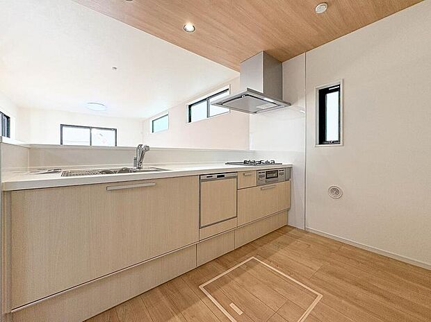 【【キッチン】】三口コンロで料理の幅を拡げてくれる使いやすいシステムキッチンを採用。洗い場も大きいので野菜や食器を洗ったりする際にも捗り、奥様の強い味方となってくれるはずです。