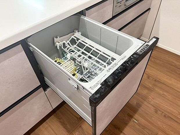 【【ビルトイン食器洗浄乾燥機】】食器洗いのわずらわしさから開放してくれる嬉しい設備。後片付けの手間を減らし奥様の時間を有効活用できます。お湯と洗剤を使う機会が少なくなるため、手荒れ防止にも。