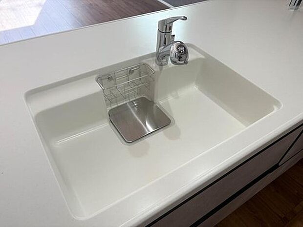 【【浄水器一体型混合水栓】】一つの蛇口で「原水(水道水)」「シャワー」「浄水」を切り替えられる、浄水器を内蔵した混合水栓です。浄水は、水栓本体の首部分に付属のカートリッジをセットして使用します。