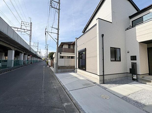 【前面道路含む現地写真】【前面道路6m】車の通行が少ないので、静かな住環境を維持することができます。