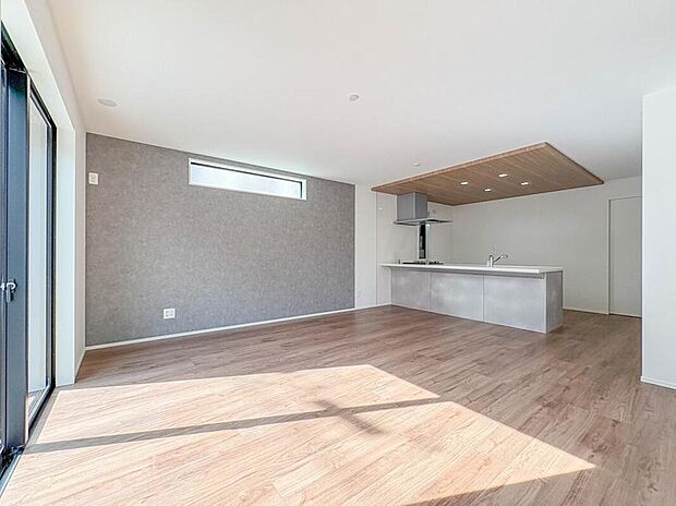 【リビング】【LDK17帖】会話でホッとコミュニケーションできるリビング。料理でホッとハピネスになるキッチンなど。人をホッとさせる最新設備・仕様を採用しています。