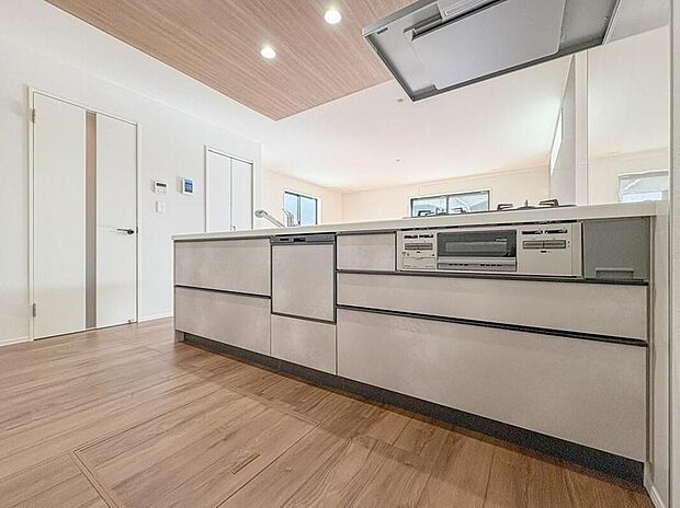 【キッチン】ナチュラルな自然光の中での調理。お洒落な食器類を余裕で収納できるスペース。動きやすい女性目線のキッチン動線。これからはお料理をつくる時間が劇的に変わります。