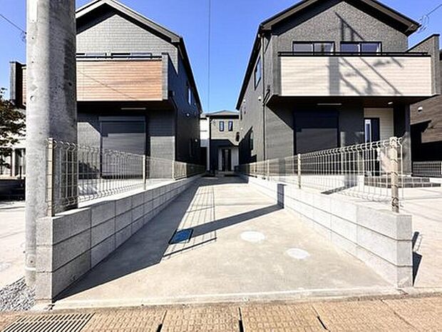 【駐車場】ゆったりとした駐車スペースを確保。大きめのお車でもOK。