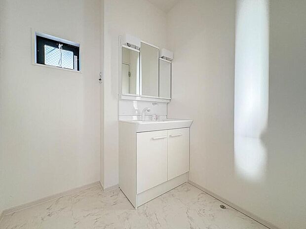 【【洗面台】】十分な大きさの洗面台は、身だしなみチェックや歯磨きなど、朝の慌ただしい時間でもホテルライクなスペースで余裕とゆとりを感じて頂けます。