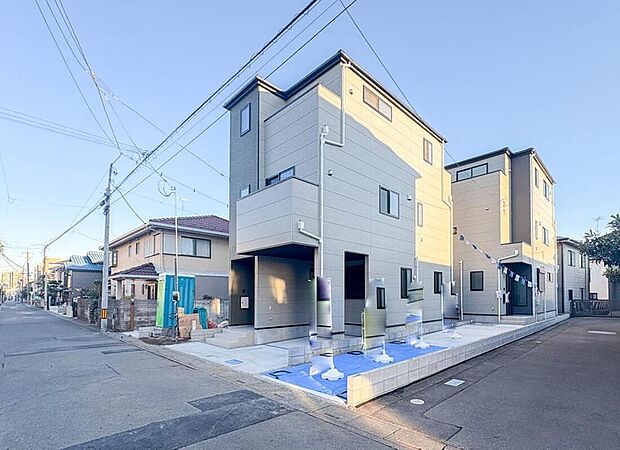 【前面道路含む現地写真】車の通行が少ないので、静かな住環境を維持することができます。