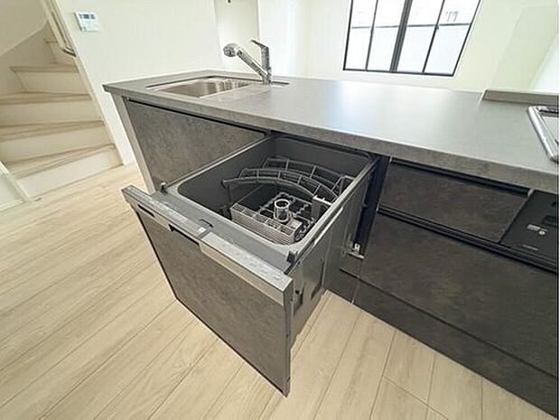 【【ビルトイン食器洗乾燥機】】食洗機は高温のお湯や高圧水流で汚れを効果的に落とし殺菌効果も期待できます。