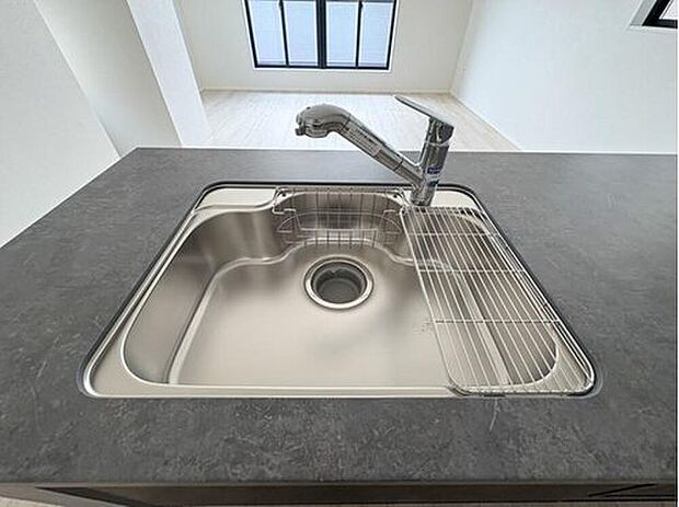 【【浄水器一体型混合水栓】】一つの蛇口で「原水(水道水)」「シャワー」「浄水」を切り替えられる、浄水器を内蔵した混合水栓です。浄水は、水栓本体の首部分に付属のカートリッジをセットして使用します。