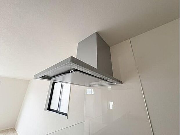 【【スリムレンジフード】】スリムなレンジフードは凹凸がほとんどないため油がつきにくくお手入れしやすい形状。