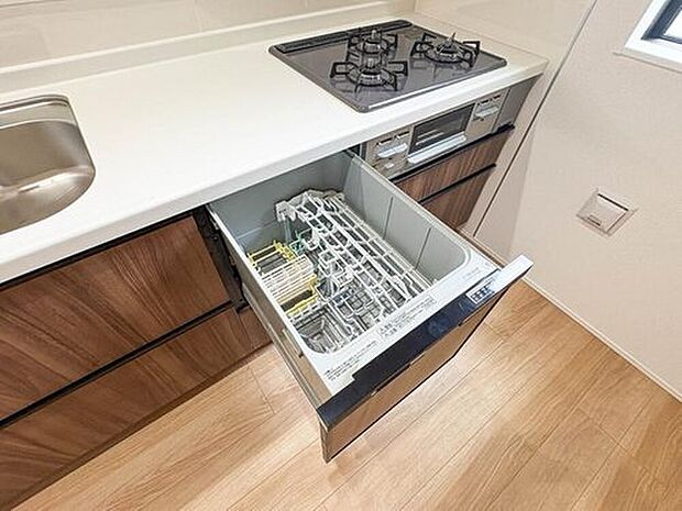 【【ビルトイン食器洗乾燥機】】食洗機は高温のお湯や高圧水流で汚れを効果的に落とし殺菌効果も期待できます。