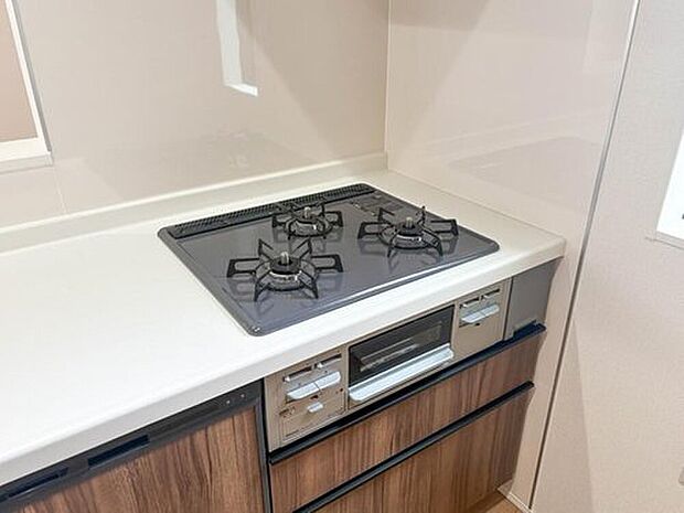 【【三口コンロ】】奥さま目線で考え、調理に重宝する三口コンロをシステムキッチンに採用、ワイドな洗い場も設けも野菜や食器を洗うのを便利にしました。