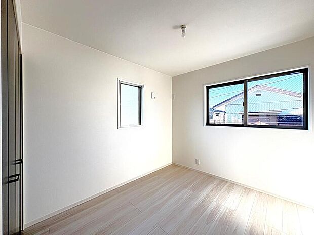 【【洋室 5.2帖】】2階に7帖の他、5.2帖の3部屋・全室クローゼット収納を完備