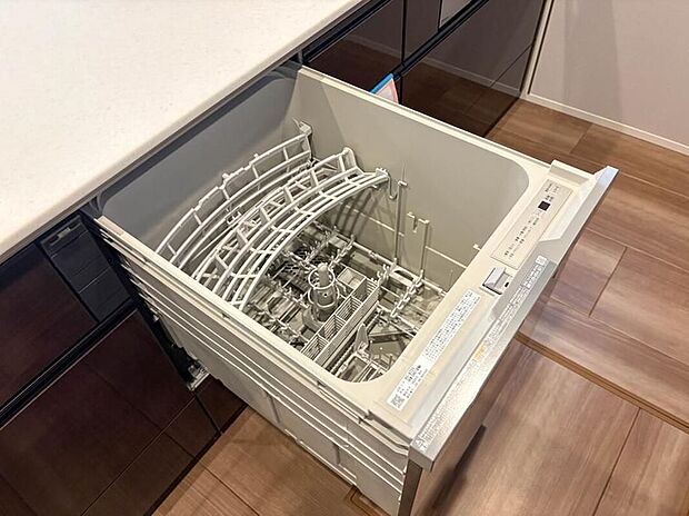 【【ビルトイン食器洗浄乾燥機】】食器洗いのわずらわしさから開放してくれる嬉しい設備。後片付けの手間を減らし奥様の時間を有効活用できます。お湯と洗剤を使う機会が少なくなるため、手荒れ防止にも。