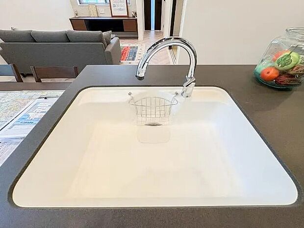【【浄水器一体型混合水栓】 】一つの蛇口で「原水(水道水)」「シャワー」「浄水」を切り替えられる、浄水器を内蔵した混合水栓です。浄水は、水栓本体の首部分に付属のカートリッジをセットして使用します。