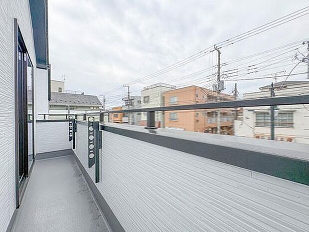 【1号棟【バルコニー】】朝の澄んだ空気や、夕方に吹く清々しい風を五感で感じられるバルコニー。屋外にあって、住まいの中でも本当の自然を感じられるスペースです。