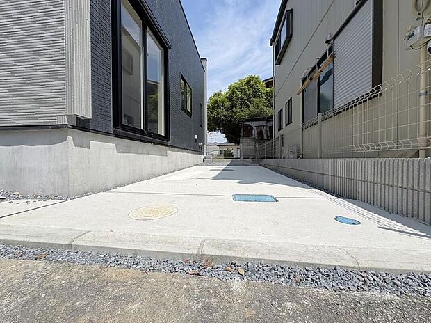 【現地外観写真】 建物南側の他にビルトインの駐車スペースあり。敷地内に普通車2台の駐車場