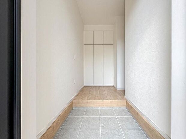 【【玄関】】玄関はおうちの顔と言われます。玄関アプローチは、外観デザインの印象を左右します。ご家族の個性を出しながら、素敵な玄関でお客様をお迎えしてください。